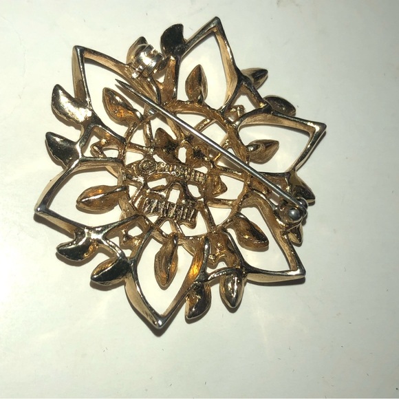 Vintage Sarah Coventry gold floral designed brooch. Gently used - Picture 4 of 5
